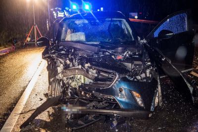 Schwaebisch Gmuend: Pkw geriet auf Gegenspur - drei Schwerstverletzte